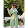 Damen Sommerkleid mit V-Ausschnitt in Minzgrün, geblümt und elastischer Taille für den Urlaub - 3XL / Grün