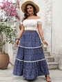 Dettaglio della gonna maxi a fiori blu con pizzo bianco e design bohémien a strati - XL / Blu scuro