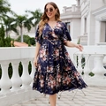 Donkerblauwe bloemen midi-jurk met V-hals, ruchesmouwen en een ceintuur in de taille - 3XL / Donkerblauw