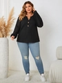 Detail van zwarte plus size gebreide top met henley-hals en opengewerkte kanten mouwen - XL / Zwart
