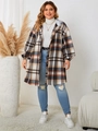 Detail der Plus-Size Karo-Kapuzenjacke mit Knopfleiste und weichem Flanellstoff für Damen - XL / Braun
