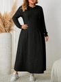 Detailaufnahme von schwarzem Plus-Size-Kapuzenkleid aus weichem Strick mit Taillierung - 3XL / Schwarz