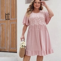 Detail eines rosa Boho-Kleids in Übergröße mit floraler Spitze und langen Fransenquasten - 3XL / Hellrosa
