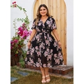 Sommerliches V-Ausschnitt Maxikleid mit Blumenmuster, Rüschenärmeln und Taillenband - 1XL / Schwarz