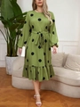 Detailaufnahme von grünem Langarmkleid mit schwarzen Punkten, Bindegürtel und Volants - XL / Grün