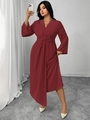 Detalle de vestido granate con cuello en V, nudo en la cintura y dobladillo irregular - 3XL / Rojo
