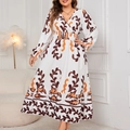 Dames maxi-jurk met V-hals en bruin-oranje bladprint op een witte ondergrond - 4XL / Wit