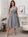 Dettaglio del vestito senza maniche a righe grigie e bianche con vita elastica e tasche - XL / Grigio