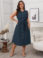 Dettaglio dell'abito midi smanicato blu scuro con bottoni frontali e cintura annodata - 3XL / Blu Notte