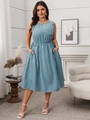 Dettaglio dell'abito estivo senza maniche a righe bianche e blu con tasche e vita elastica - 3XL / Blu