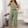 Detail der grünen ärmellosen Weste und der hoch taillierten Hose mit weitem Bein - 3XL / Grün