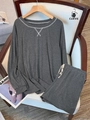 Detalle del conjunto gris con costuras blancas en contraste y cordón en la cintura - 1XL / Gris