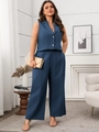 Detail von dunkelblauem ärmellosem Weste mit Reverskragen und passender weiten Hose - 3XL / Blau