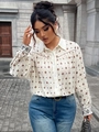Detailansicht der aprikosenfarbenen Polo-Bluse mit Retro-Ethno-Muster und weißen Knöpfen - 1XL / Aprikose