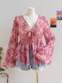 Detailansicht der V-Ausschnitt Netz-Bluse mit Blumendruck und weiten Glockenärmeln - 1XL / Rosa Blumig