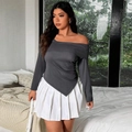 Donkergrijze crop top met lange mouwen en blote schouders met witte plooirok - 1XL / Grijs