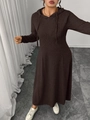 Elegantes, eng anliegendes dunkelbraunes Maxikleid mit Kapuze und Stricktextur - 3XL / Dunkelbraun