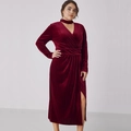 Elegante wijnrode fluwelen maxi-jurk met lange mouwen, V-hals en stijlvolle zijsplit - 1XL / Bordeauxrood