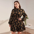 Elegante abito taglie forti a maniche lunghe con stampa floreale nera e balze sul fondo - 1XL / Nero Con Floreale Giallo