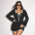 Nauwsluitende zwarte jurk met witte contrastranden en elegante uitlopende mouwen - 1XL / Zwart