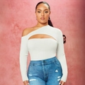 Eleganter weißer langärmeliger One-Shoulder-Bodysuit mit Ausschnitt und Ripped Jeans - 1XL / Gebrochenes Weiß
