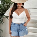 Weißes ärmelloses Top mit Lochstickerei und blaue High-Waist Denim-Shorts - 1XL / Weiß