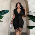 Vestido negro de talla grande sin mangas con escote en V, pliegues y dobladillo asimétrico - 1XL / Negro