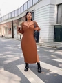 Elegante abito marrone in maglia a maniche lunghe con scollo a cuore e spacco laterale - S / Caramello