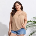 Detail der Plus-Size-Oberteil mit V-Ausschnitt, Falten und lockerer Passform in Aprikose - 3XL / Khaki