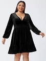 Detail van de diepe V-hals en hoge taille op de zwarte fluwelen plus size feestjurk - 3XL / Zwart
