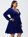 Detail van een koningsblauwe fluwelen mini-jurk met V-hals en geplooide tailleband - 3XL / Koningsblauw