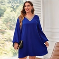 Plus size A-γραμμή φόρεμα σε βαθύ μπλε με V λαιμόκοψη και μπεζ δαντελωτές κεντητές λεπτομέρειες - 1XL / Μπλε