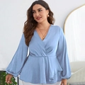 Elegante top in raso azzurro con scollo a V, maniche a palloncino e vita con volant - 3XL / Celeste