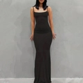 Vestido largo negro ajustado minimalista con tirantes finos y acabado suave de seda - S / Negro