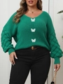 Détail d'un pull vert à col en V avec des papillons en dentelle et des manches bouffantes - 0XL / Vert