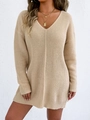 Detail van beige gebreide jurk met V-hals en verticale ribbeltextuur in losse pasvorm - S / Abrikoos