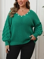 Detaillierte Nahaufnahme des grünen V-Pullovers mit Strickmuster und Perlenverzierungen - 0XL / Grün