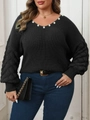 Detailaufnahme von V-Ausschnitt mit Perlen und Rautenmuster-Puffärmeln an schwarzem Strickpullover - 0XL / Schwarz
