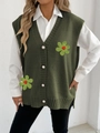 Dettaglio di bottoni di perla e fiori intrecciati su un gilet in maglia verde scuro - Fiore 3D Verde / Verde Militare
