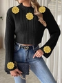 Dettaglio di rose gialle all'uncinetto su un maglione corto nero a maniche lunghe - S / Nero
