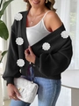Primer plano de los apliques florales 3D y el tejido de punto grueso en la chaqueta negra - S / Negro
