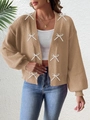 Cardigan en tricot kaki avec nœuds blancs assorti à un jean bleu et un collier - S / Kaki