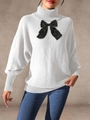 Nahaufnahme weißer Rollkragenpullover mit großer schwarzer Seifenschleife und Ballonärmeln - S / Weiß