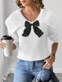 Détail d'un pull en maille blanche avec texture côtelée et un grand nœud noir contrastant - S / Blanc