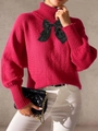 Detail von rosarotem Rollkragenpullover mit Laternenärmeln und schwarzer Schleife - S / Rosarot