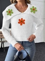 Primer plano de flores de ganchillo en un suéter de punto blanco con cuello grande solapado - S / Blanco