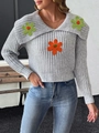 Detalle de jersey de punto gris con parches de flores de ganchillo hechas a mano en el cuello - S / Gris Vigoré