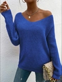 Gros plan d'un pull en maille bleu roi avec col en V profond et texture côtelée détail - S / Bleu