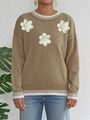 Détail des broderies de fleurs 3D et perles sur le pull en maille kaki pour femme - S / Kaki