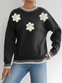 Détail de l'encolure rayée contrastée et de la broderie florale 3D avec perles sur le pull - S / Noir